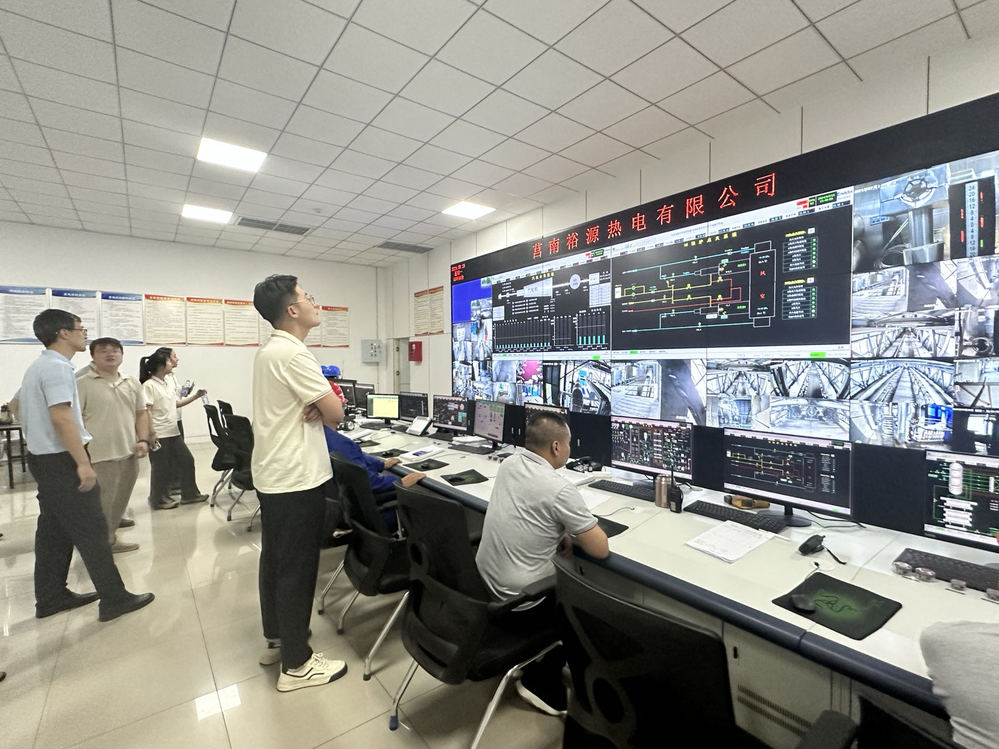 学生代表了解调度中心工作流程 赵兴芳摄